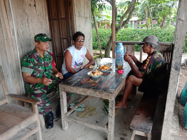 Mempererat Hubungan Dengan Warga, Babinsa Pantirejo Komsos dengan Warga