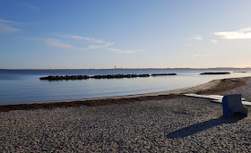 Ahoi, Schilksee! Ein Familien-Ausflug im Winter mit Strand, Hafen und Spielplatz. Am Strand von Schilksee mit Blick auf das Marine-Ehrenmal von Laboe.