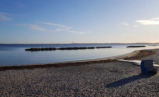 Ahoi, Schilksee! Ein Familien-Ausflug im Winter mit Strand, Hafen und Spielplatz. Am Strand von Schilksee mit Blick auf das Marine-Ehrenmal von Laboe. Ahoi, Schilksee! Ein Familien-Ausflug im Winter mit Strand, Hafen und Spielplatz. Am Strand von Schilksee mit Blick auf das Marine-Ehrenmal von Laboe.