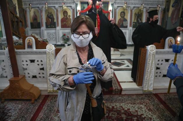 Προς επέκταση η υποχρεωτική χρήση μάσκας σε εκκλησίες και κλειστούς χώρους