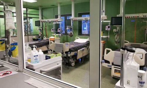 Σε λειτουργία τέθηκε η δεύτερη Μονάδα Εντατικής Θεραπείας για ασθενείς Covid στο Πανεπιστημιακό Νοσοκομείο Ιωαννίνων όπως είχε συμβεί και τον περασμένο Νοέμβριο, όταν η αύξηση των κρουσμάτων προκάλεσε και αύξηση των εισαγωγών.