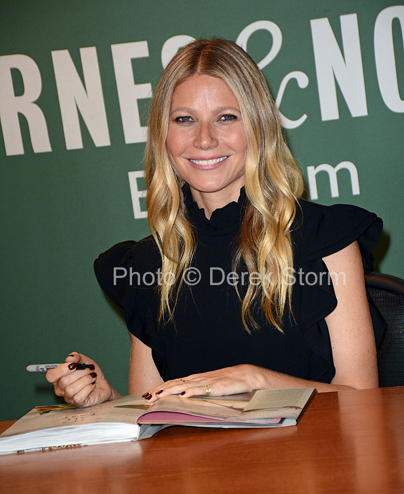 In The News Gwyneth Paltrow Appears At Barnes Noble