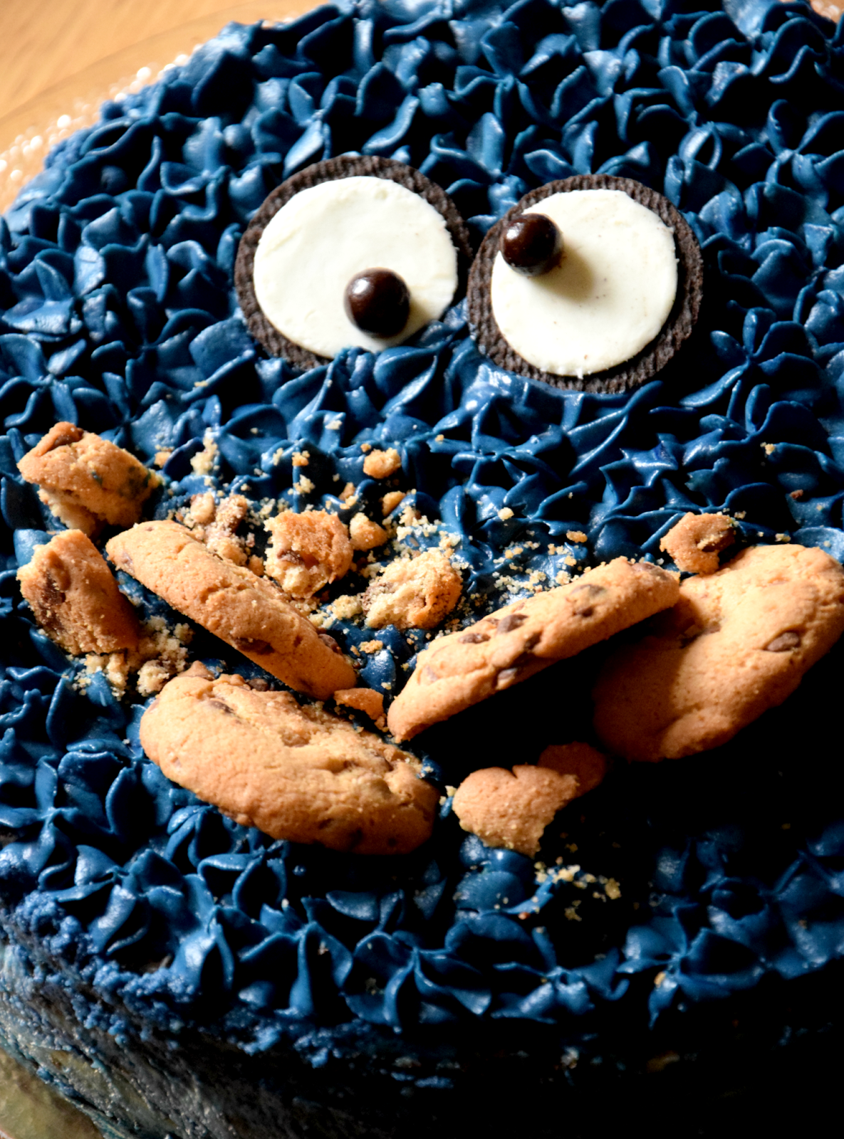Urodzinowy tort karmelowy Cookie Monster