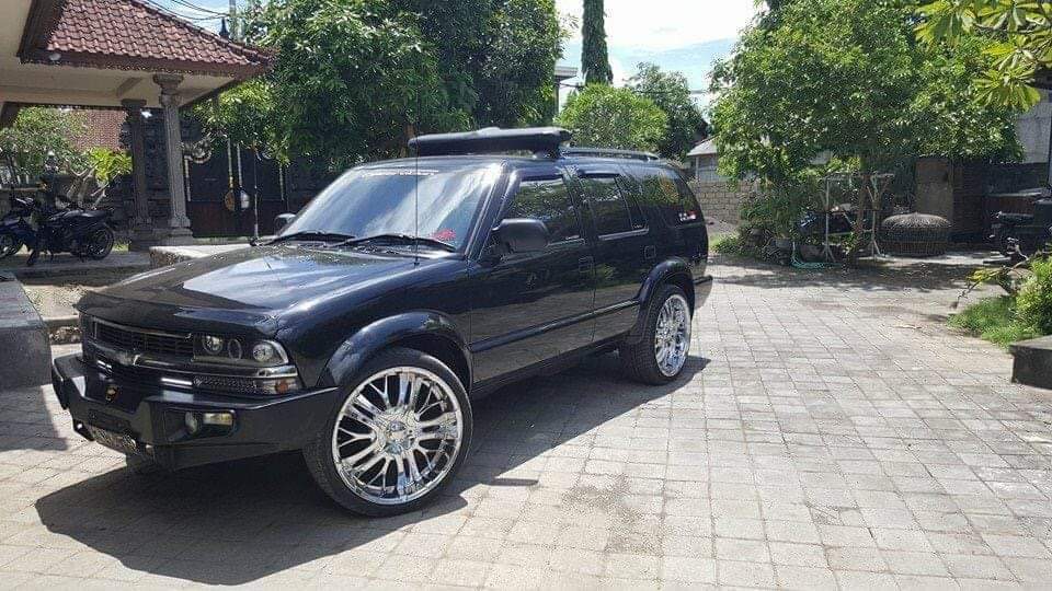 Skuadron 20 Kumpulan Blazer Dengan Modifikasi Velg R20 Untuk Tampil Mewah Dan Elegan Kupas Harga Dan