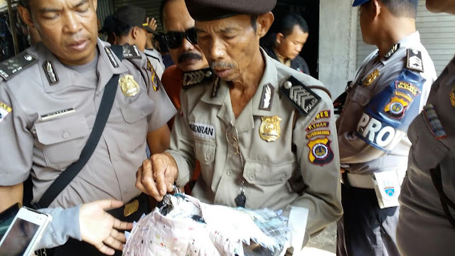 Polisi Dituntut Selesaikan Kasus Keset Berisi Lembaran Al Qur`an Polisi Dituntut Selesaikan Kasus Keset Berisi Lembaran Al Qur`an