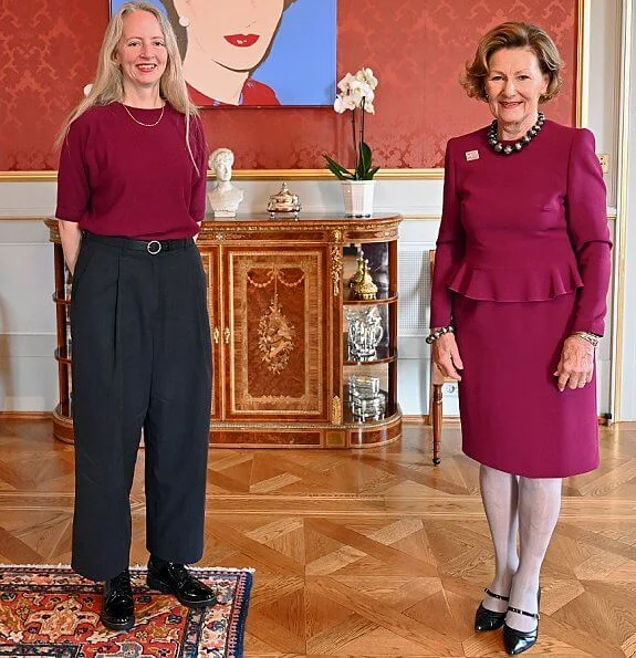 Queen Sonja handed out The Queen Sonja Print Award 2020 in Oslo. Ciara Phillips, an Irish-Canadian artist, became the recipient of the award