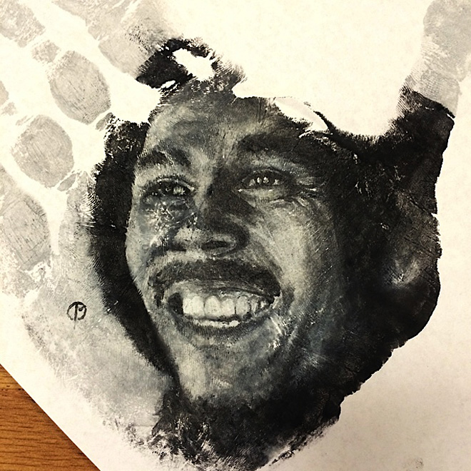 Мужик рисует на доске мем