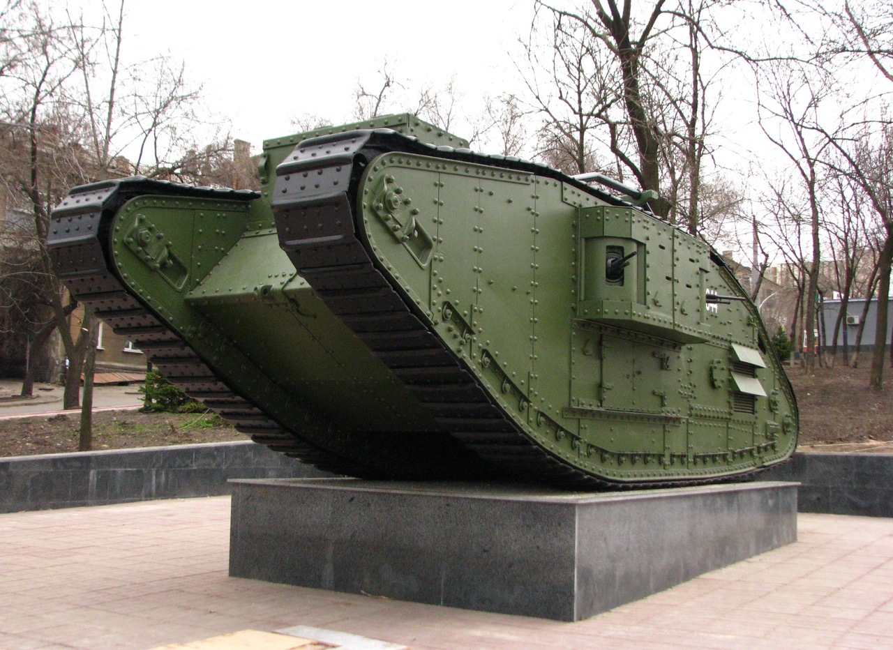 История первых танков. Танк первой мировой войны в Луганске.