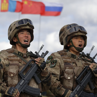 Exército vermelho chinês durante manobras conjuntas com a Mongólia e a Rússia.