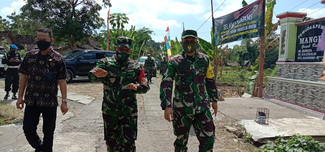 Jenderal Bintang Tiga tinjau Pengecoran jalan Jenderal Bintang Tiga tinjau Pengecoran jalan