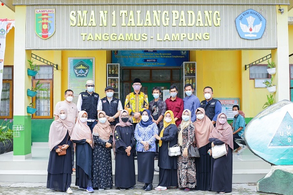 Kolaborasi Kebaikan, Alumni SMANTAPA 95 dengan ACT Santuni Guru TKS dan Lansia