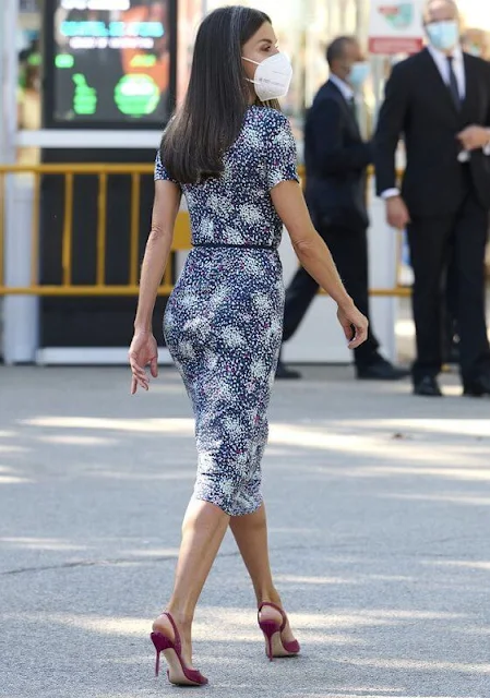 Queen Letizia wore a new ruched printed jersey dress from Hugo Boss. Carolina Herrera pumps