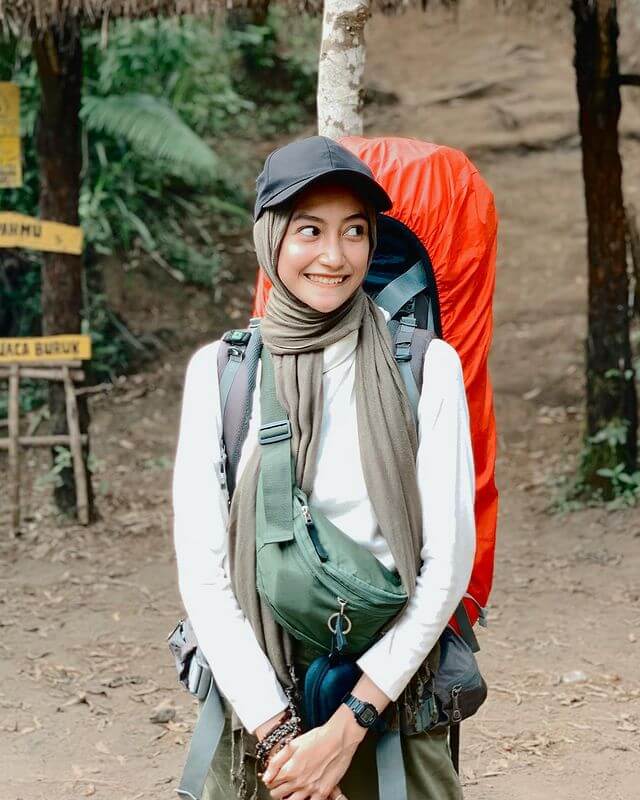 Pendaki wanita glowing fashionable - foto instagram dhikafebryna Pendaki wanita glowing fashionable - foto instagram dhikafebryna