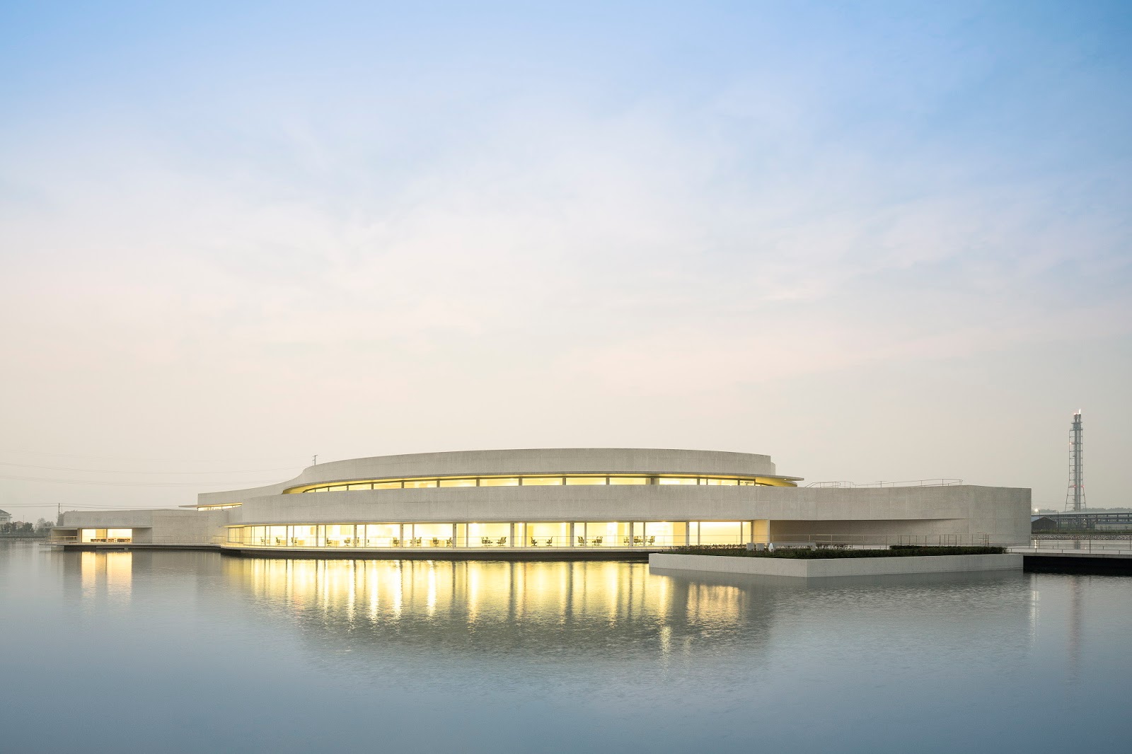 Круглые здания на воде