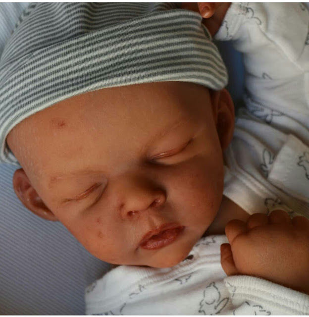 دمية تشبه الطفال الحققيقين دمية تشبه الطفال الحققيقين