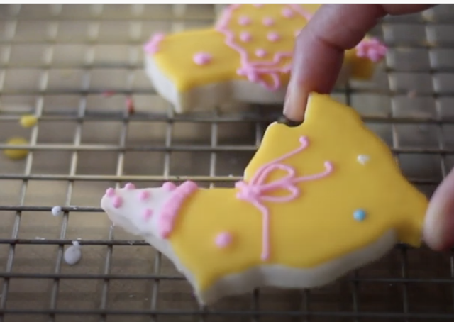 Easy Glazed Recipe for cookie decorating @ www.thecookiecouture.com