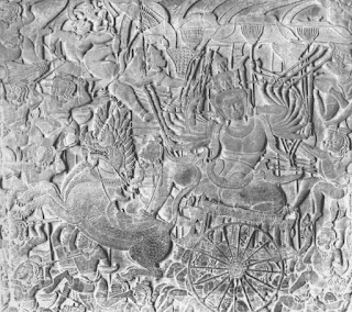 सिंह जोडलेल्या रथामध्ये रावण. दहा तोंडे एकावर एक अशा तीन पातळ्यात आहेत