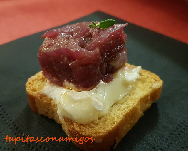 Canapé de lombarda confitada con queso