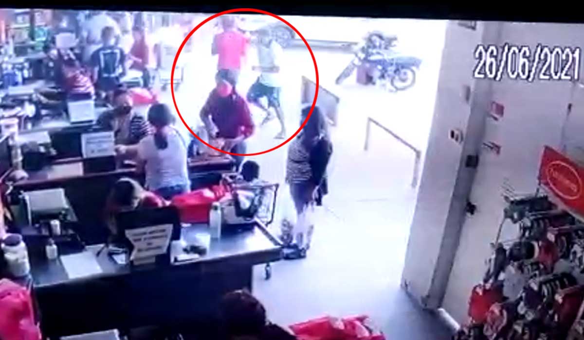 Mulher é esfaqueada por desconhecido em supermercado de Jacobina; vídeo