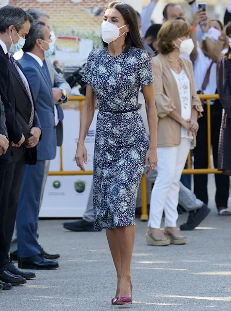 Queen Letizia wore a new ruched printed jersey dress from Hugo Boss. Carolina Herrera pumps