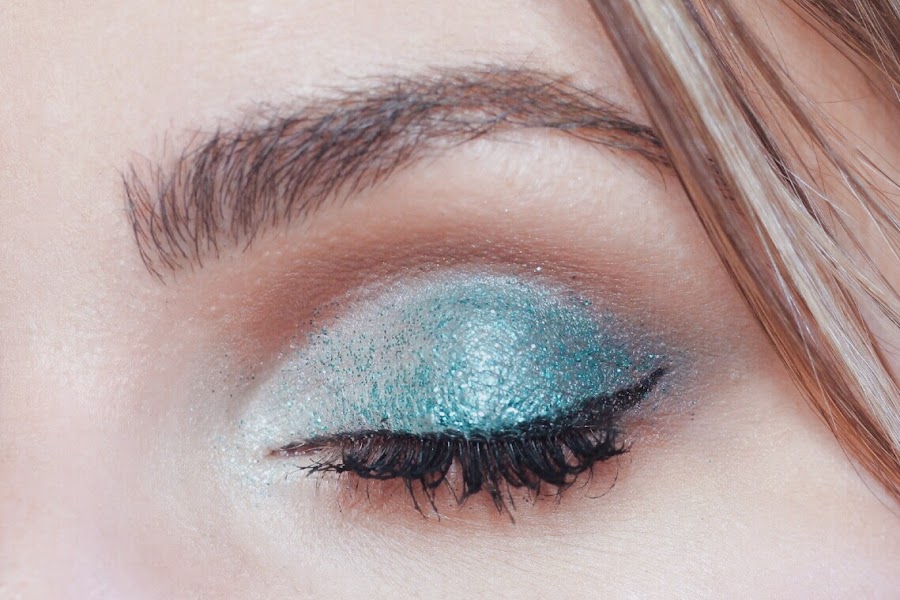 maquillaje azul con glitter