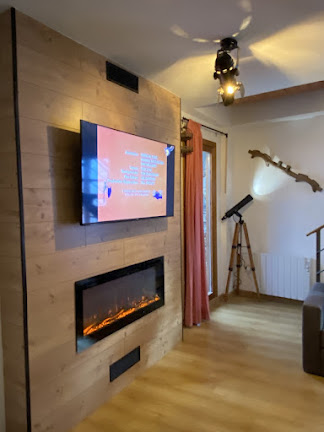 SALON DE ESTAR CON CHIMENEA Y TV