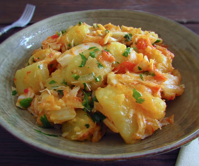 Receitas daqui e dali BACALHAU COM BATATAS, muito simples de preparar!