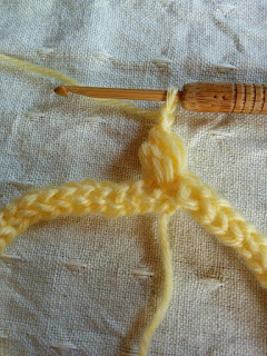 かぎ針編みのティアラ：最初のパフステッチ