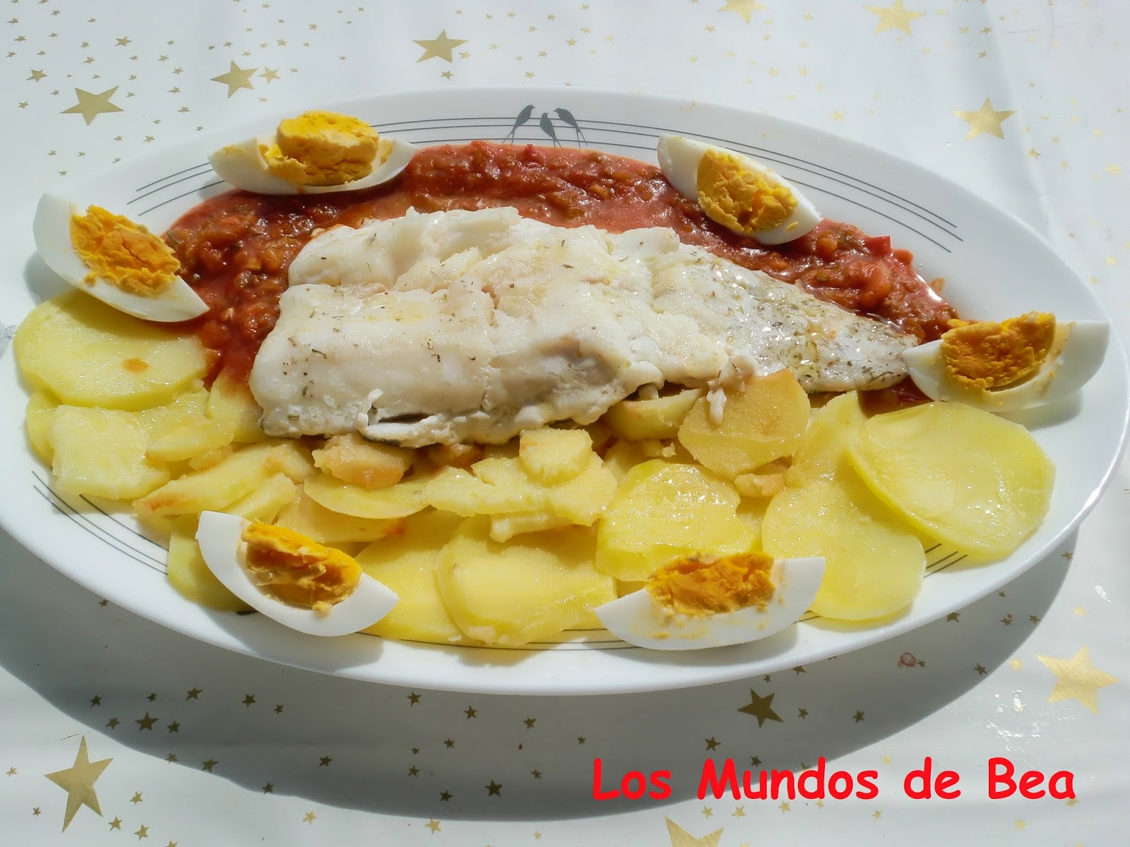 PISTO Y MERLUZA EN PAPILLOTE CON PATATAS Y HUEVOS DUROS