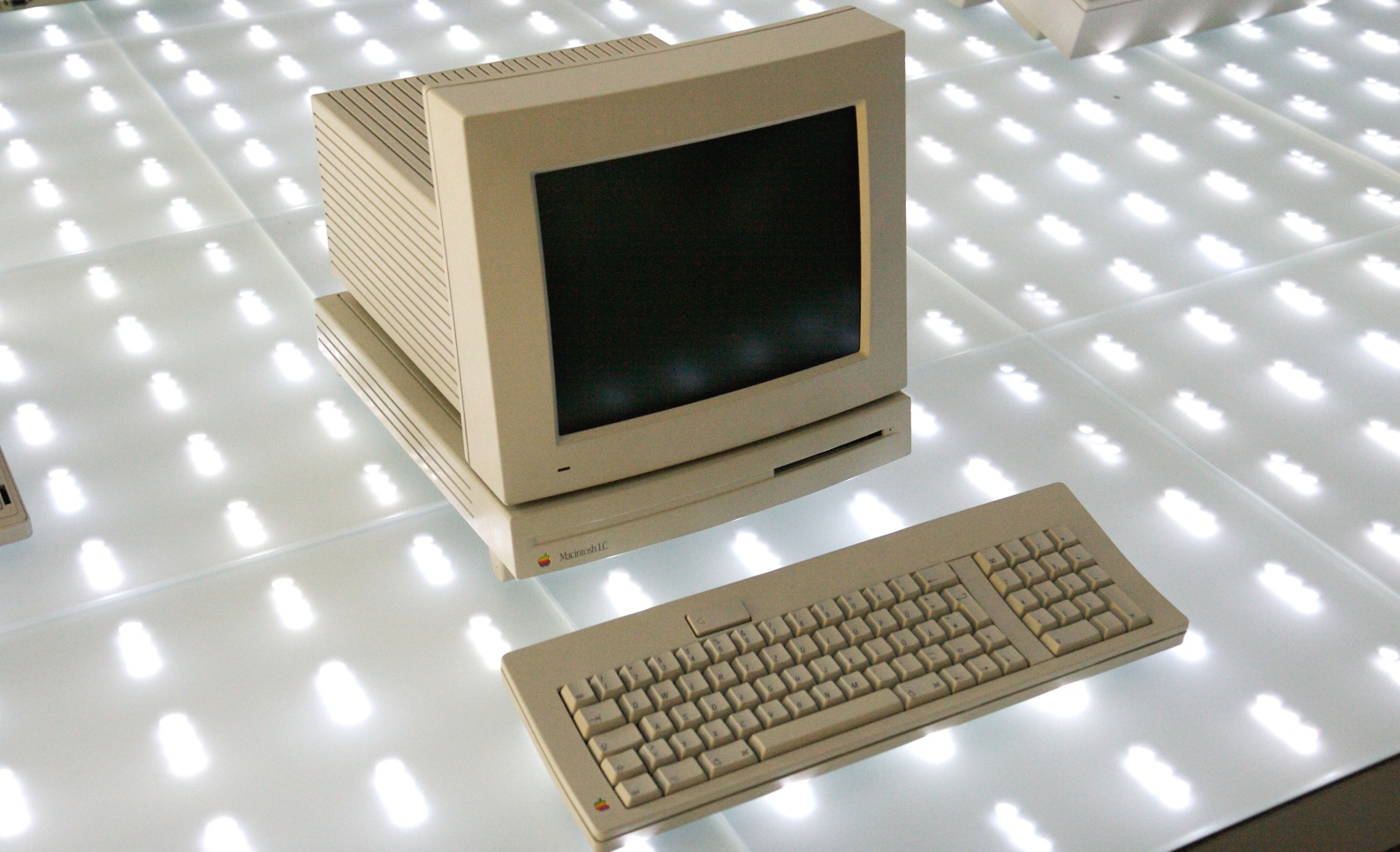 Macintosh LC II (Old Mac 動作確認できず ジャンク扱い)