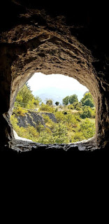 jaskinia w skale