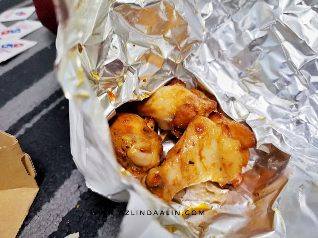 4 SYAWAL KAMI LUNCH DOMINOS DAN PACK BARANG UNTUK BALIK - Kami balik ke kampung Taiping dari 3 Jun / 29 Ramadan sehinggalah ke 8 Jun ( 4 Syawal). 5 hari berkampung di kampung ! Cukup lama tu sebenarnya, hampir 1 minggu. Plan asal daddy nak balik ke KL pada hari Ahad. Tapi, mummy minta daddy tukar plan balik hari Sabtu. Ahad nak rehat ! Isnin tu, macam-macam planning nak buat. Kang dah mula kerja, apa pun tak boleh buat. Tok mak pun raya ke-4 tu dah touch down Malaysia !. Memang bagi tahu awal-awal jumpa di Kajang je nanti. Biar mereka berehat dulu ! 4 SYAWAL KAMI LUNCH DOMINOS DAN PACK BARANG UNTUK BALIK 4 SYAWAL KAMI LUNCH DOMINOS DAN PACK BARANG UNTUK BALIK - Kami balik ke kampung Taiping dari 3 Jun / 29 Ramadan sehinggalah ke 8 Jun ( 4 Syawal). 5 hari berkampung di kampung ! Cukup lama tu sebenarnya, hampir 1 minggu. Plan asal daddy nak balik ke KL pada hari Ahad. Tapi, mummy minta daddy tukar plan balik hari Sabtu. Ahad nak rehat ! Isnin tu, macam-macam planning nak buat. Kang dah mula kerja, apa pun tak boleh buat. Tok mak pun raya ke-4 tu dah touch down Malaysia !. Memang bagi tahu awal-awal jumpa di Kajang je nanti. Biar mereka berehat dulu ! 4 SYAWAL KAMI LUNCH DOMINOS DAN PACK BARANG UNTUK BALIK