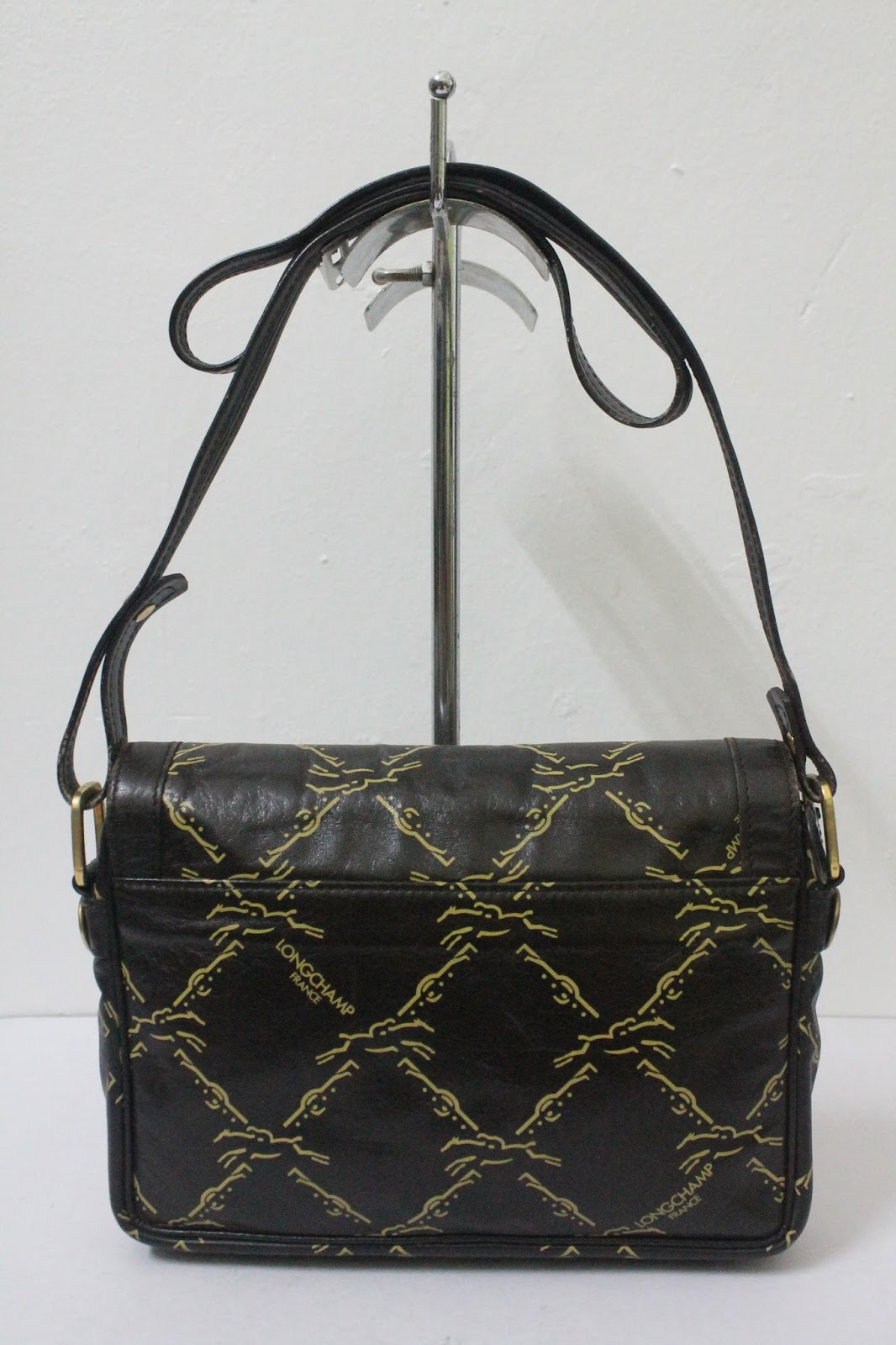 BUNDLEBARANGBAEK Authentic & Vintage LONGCHAMP Leather Crossbody Bag.