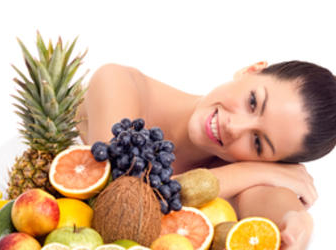 أطعمة تقوي بصيلات الشعر ، كيف تقوى الشعر طبيعيا women_eat_fruit
