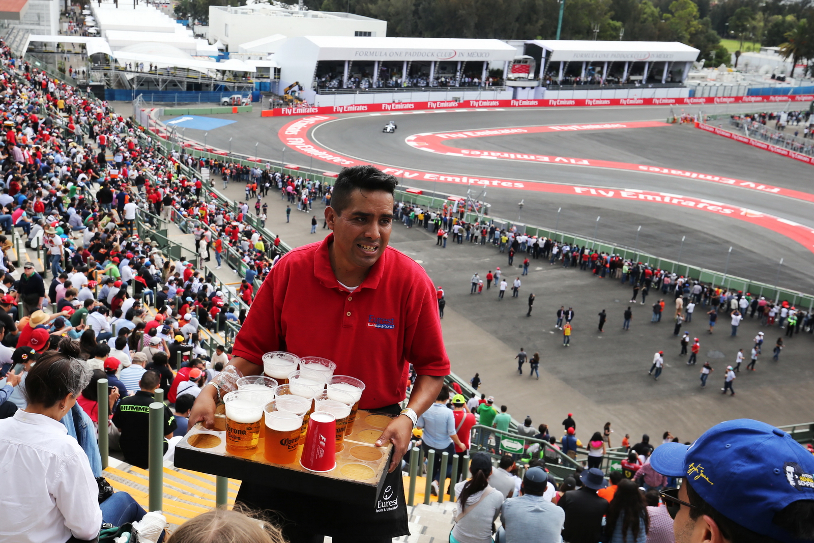 Еда на стадионе. Гран при Мексики 2015. Разносчик воды на матчах. Разносчик еды на матчах. Разносчик пиво на стадионе гифка.