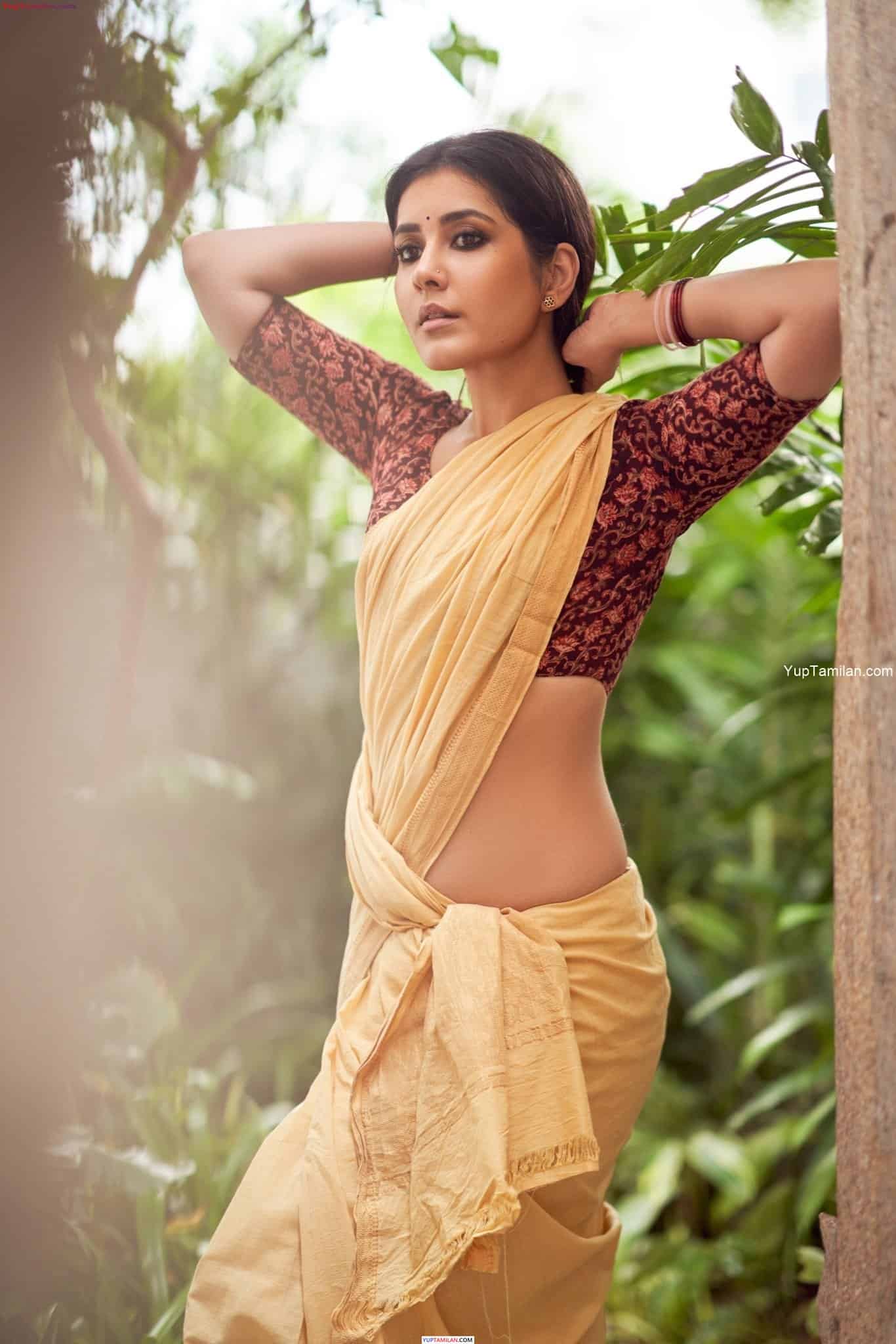 Rashi Khanna Sexy Navel Pictures in Saree