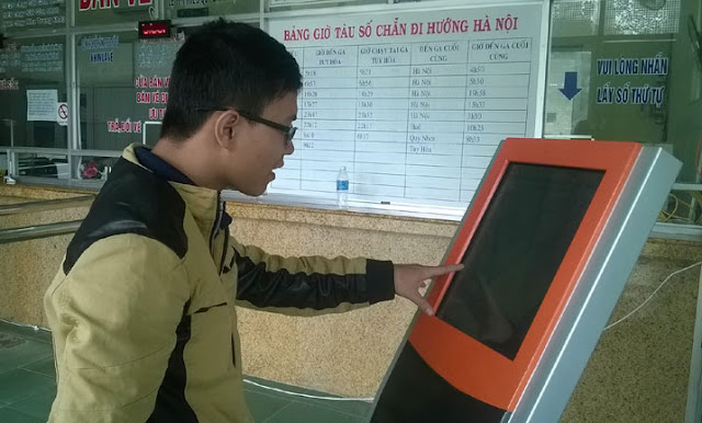 Hành khách tra cứu thông tin tại ki ốt in vé tự động ở ga Tuy Hòa - Ảnh: N.THANH 