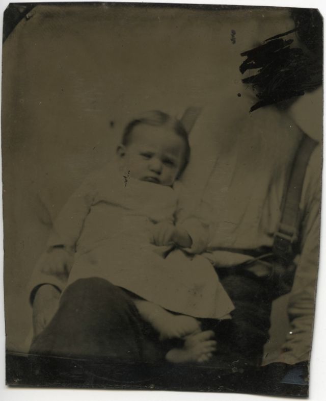 Мама скрытое фото. Невидимая мать. Спрятанная мать. Фотография спрятанная мать. Скрытая мать 19 век.