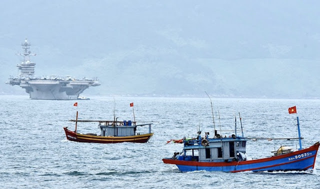 Cận cảnh siêu tàu sân bay USS Theodore Roosevelt dài 332m thả neo ở vịnh Đà Nẵng