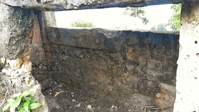 Kondisi dalam bunker Nifo di Pulau Nias tidak terawat dan hanya beralas tanah