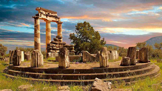 El-templo-del-oraculo-de-Delfos-antigua-grecia