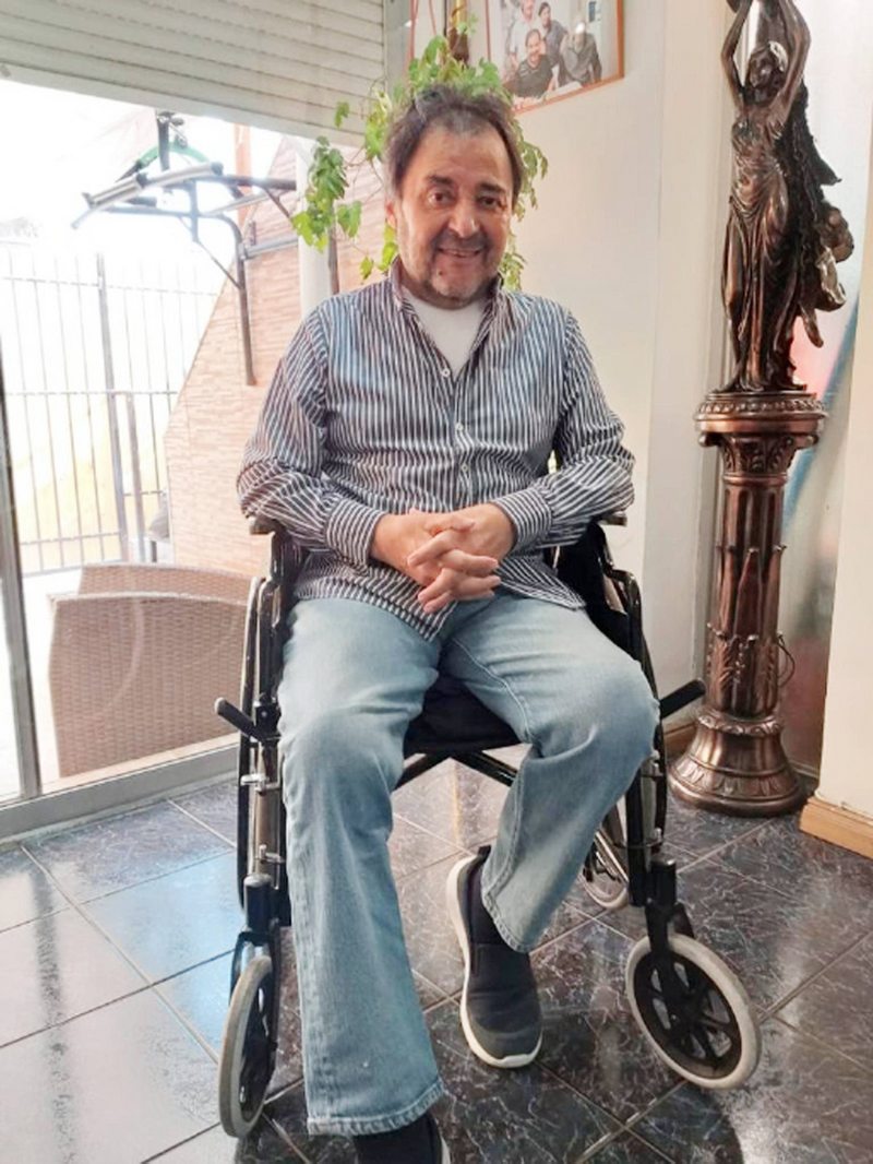 Patricio Arévalo anda en silla de ruedas mientras vuelve a caminar