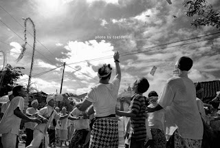 Gambar tradisi mesuryak desa bongan tabanan