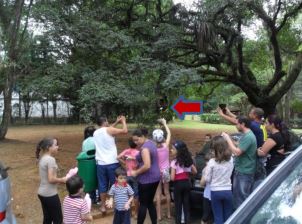 Turistas interagem com macacos do Parque Estadual do Jaraguá.  Foto: acervo Flávia Borrelli Bannister