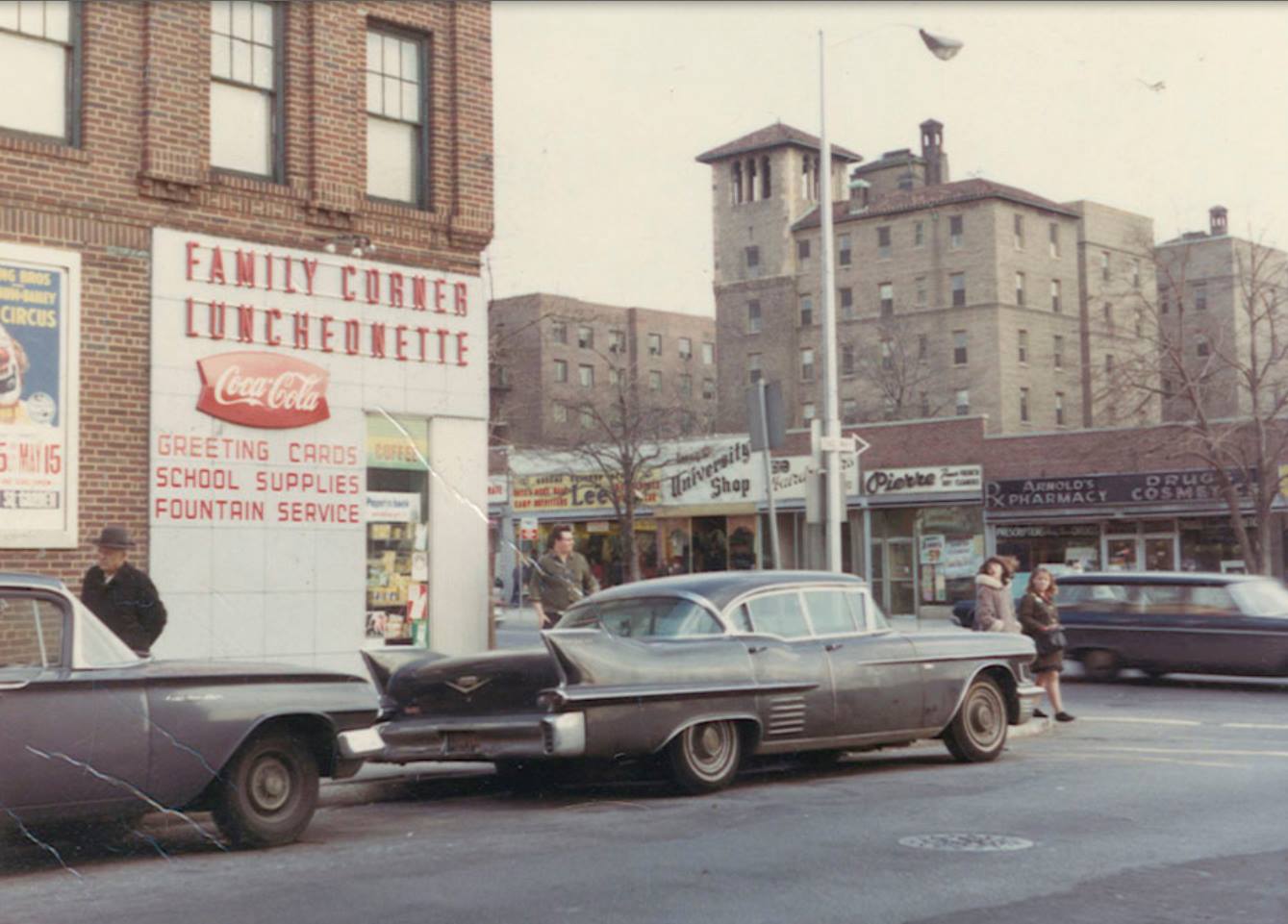 30 Fascinating Color Photographs That Capture Street Scenes of Queens