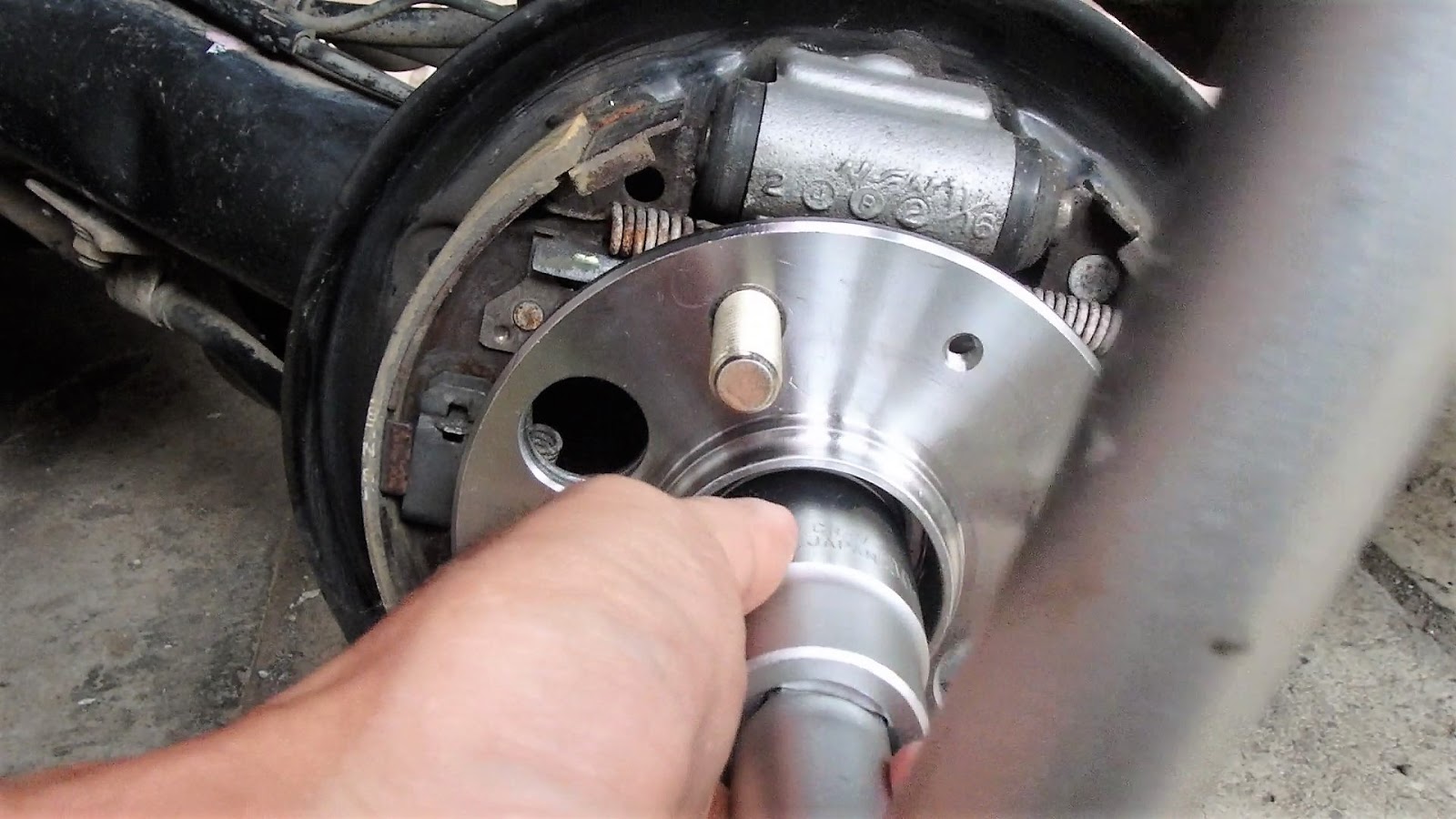 ~: Bearing Roda Belakang Mobil Honda, Pemasangan