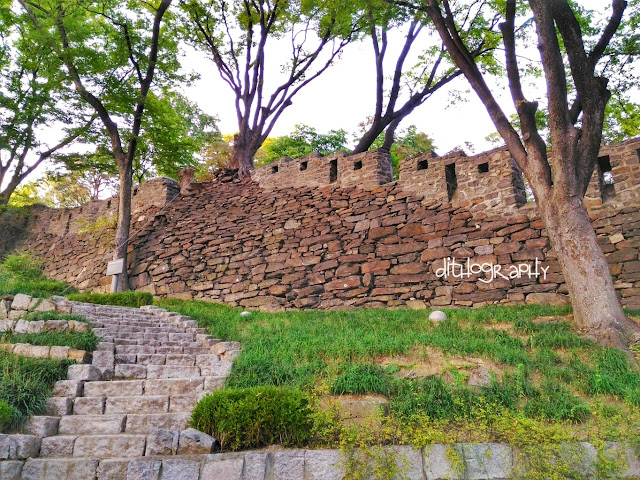 Kota Seoul di Korea Selatan juga punya 8 gerbang bersejarah yang terletak di titik utama tembok benteng Seoul Fortress Wall.