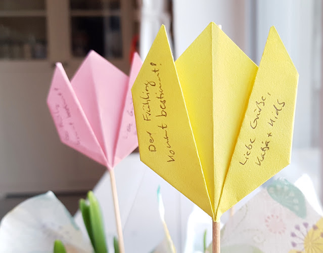 DIY-Anleitung: Einen süßen Blumengruß selber basteln (eine einfache Idee). Auf die gefaltete Blüte schreibt Ihr Euren Gruß, dabei können die Kinder mithelfen und die Blumen anschließend als Geschenk mitnehmen.