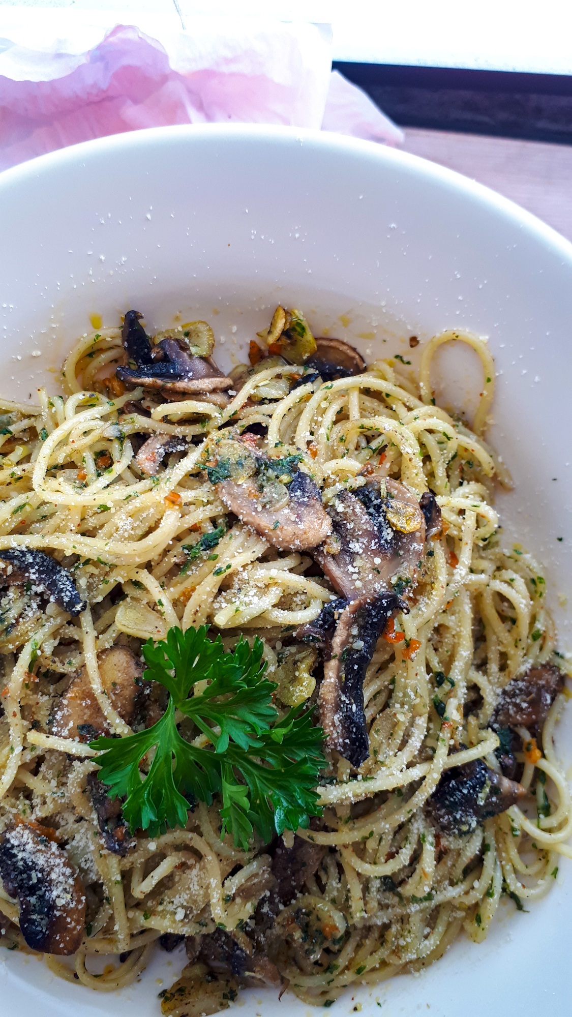 Spgahetti aglio olio with parsley