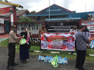 HUT Bhayangkara ke-74, Sat.Tahti Polres Lingga berikan Sembako terhadap Keluarga warga binaan Lapas III